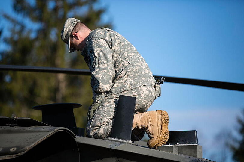 Kennt man normalerweise nur aus Hollywood-Streifen: Schwere Panzerwagen und Black Hawks der US Army. Derzeit üben die Soldaten Evakuierungen im Gebirge bei Traunstein. Hier gibt's die Fotos.