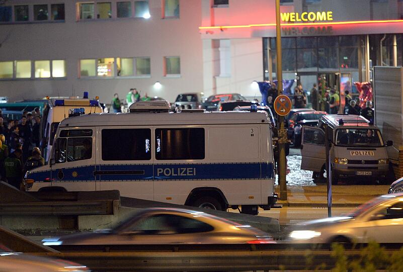 Riesiges Polizeiaufgebot vor dem Groß-Bordell: Die Bilder von der Razzia in Berlin.