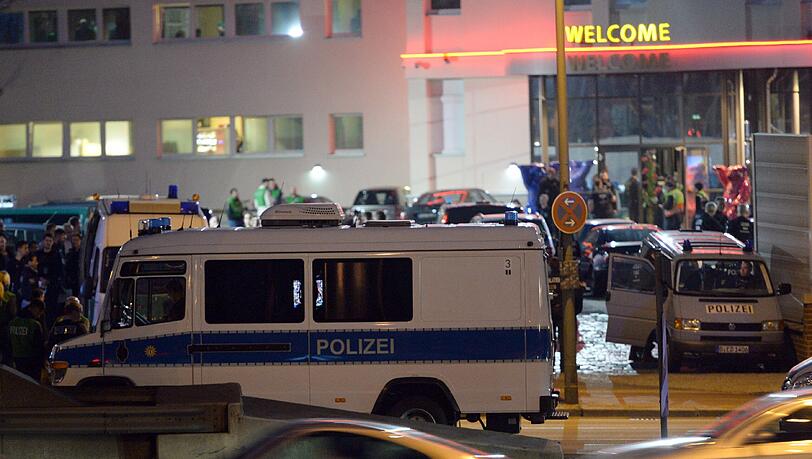 Riesiges Polizeiaufgebot vor dem Groß-Bordell: Die Bilder von der Razzia in Berlin. Riesiges Polizeiaufgebot vor dem Groß-Bordell: Die Bilder von der Razzia in Berlin.