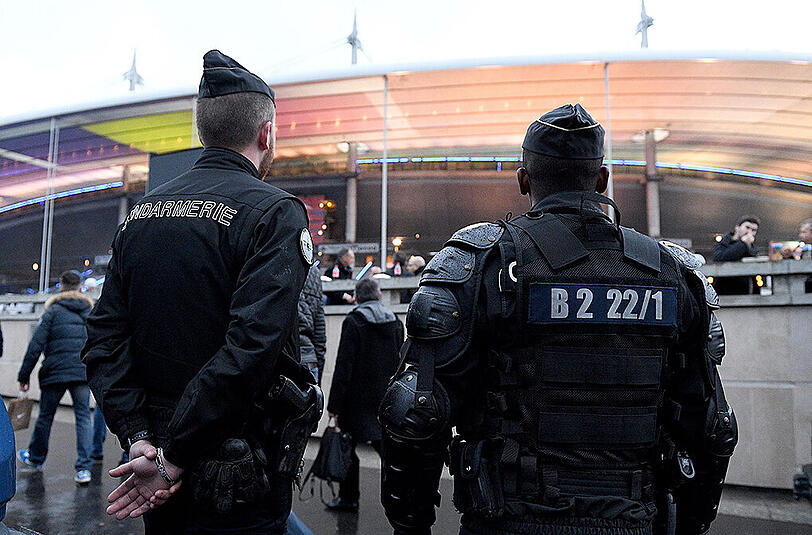 Französische Sicherheitskräfte vor einem Fußballstadion: Die Sicherheitsdebatte vor der Fußball-EM ist in vollem Gange.