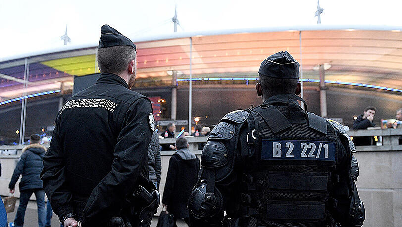 Französische Sicherheitskräfte vor einem Fußballstadion: Die Sicherheitsdebatte vor der Fußball-EM ist in vollem Gange. Französische Sicherheitskräfte vor einem Fußballstadion: Die Sicherheitsdebatte vor der Fußball-EM ist in vollem Gange.