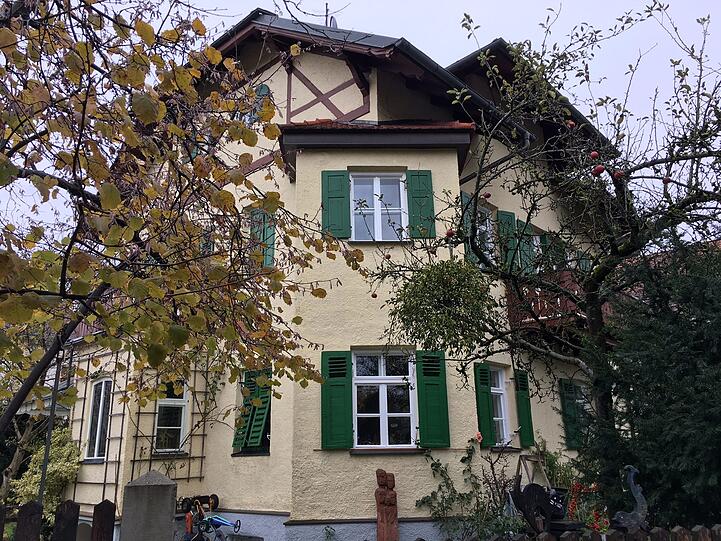 Ihr Haus im Münchner Westen haben die Schmids vor fast 40 Jahren als "Bruchbude" auf Kredit gekauft. Heute ist es eine Perle, die ihnen gehört.
