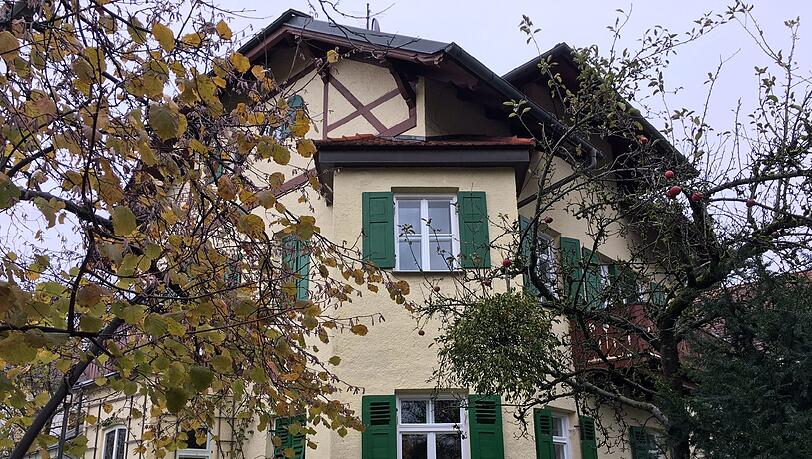 Ihr Haus im Münchner Westen haben die Schmids vor fast 40 Jahren als "Bruchbude" auf Kredit gekauft. Heute ist es eine Perle, die ihnen gehört. Ihr Haus im Münchner Westen haben die Schmids vor fast 40 Jahren als "Bruchbude" auf Kredit gekauft. Heute ist es eine Perle, die ihnen gehört.