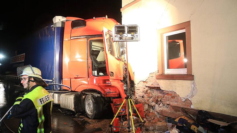 Der Sattelzug rammte ein geparktes Auto und donnerte gegen ein Haus. Die Rettung des Fahrers gestaltete sich extrem kompliziert.
