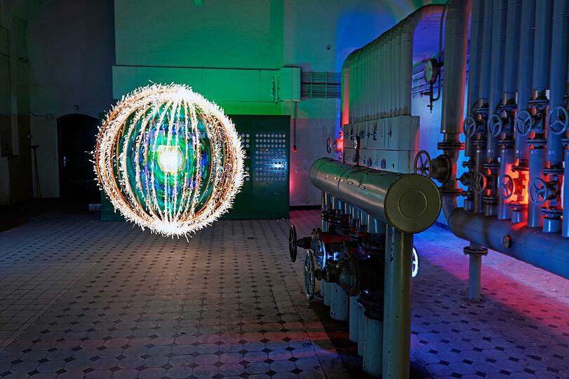 Lightpainting &ndash; dabei verlässt der Fotograf während der Aufnahme den Standpunkt hinter dem Stativ und wird zum Akteur in Bewegung.