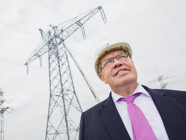 Peter Altmaier (CDU), Bundeswirtschaftsminister, steht vor der Baustelle einer neuen Stromtrasse. Foto: Rolf Vennenbernd/Archiv