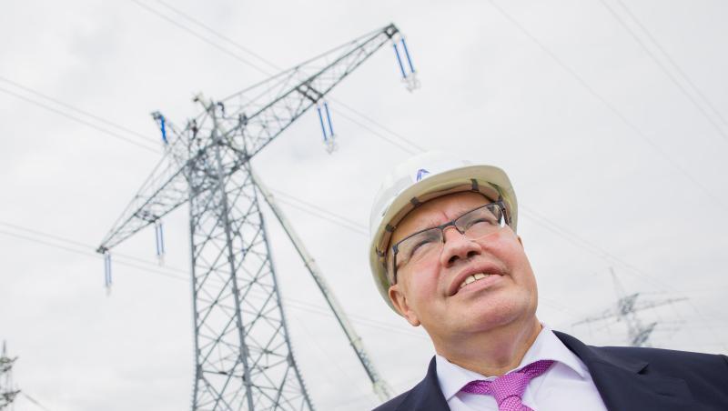 Peter Altmaier (CDU), Bundeswirtschaftsminister, steht vor der Baustelle einer neuen Stromtrasse. Foto: Rolf Vennenbernd/Archiv Peter Altmaier (CDU), Bundeswirtschaftsminister, steht vor der Baustelle einer neuen Stromtrasse. Foto: Rolf Vennenbernd/Archiv