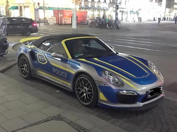 Ein Porsche mit der Beschriftung "Police" steht in München am Max-Joseph-Platz. Das Auto sorgt in München für Gesprächsstoff. Foto: Marie Schneider/Mucbook/dpa/Archivbild