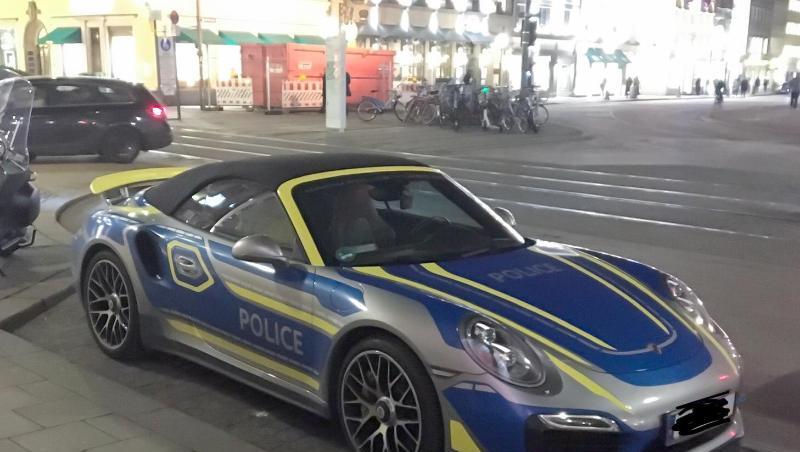 Ein Porsche mit der Beschriftung "Police" steht in München am Max-Joseph-Platz. Das Auto sorgt in München für Gesprächsstoff. Foto: Marie Schneider/Mucbook/dpa/Archivbild