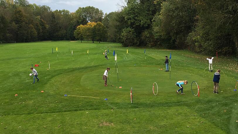 Im Sommer spielen Schulklassen auf dem Rasen des Clubs.