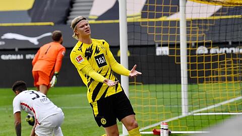 Dortmunds Stürmer Erling Haaland hadert mit einer verpassten Chance.