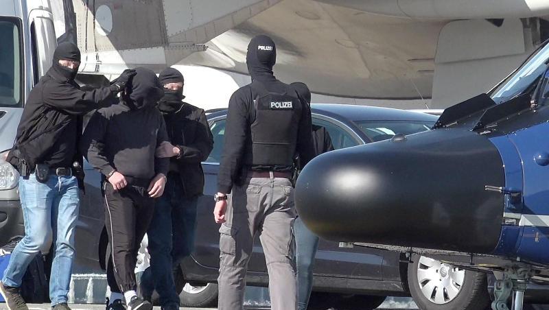 Ein mutmaßliches Mitglied der Terrormiliz IS wird auf dem Flughafen Hamburg zu einem Hubschrauber der Bundespolizei gebracht.