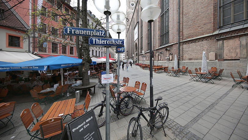 Viel Platz - und doch kein Platz für die Sonnenplätze? Der Bestuhlung an der Dom-Mauer (rote Fläche) droht das Aus.