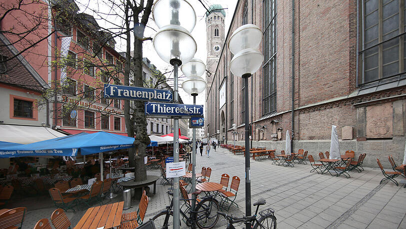 Viel Platz - und doch kein Platz für die Sonnenplätze? Der Bestuhlung an der Dom-Mauer (rote Fläche) droht das Aus.