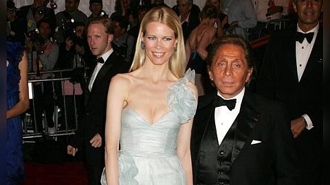Claudia Schiffer und Valentino im New Yorker Metropolitan Museum of Art im Jahr 2008.