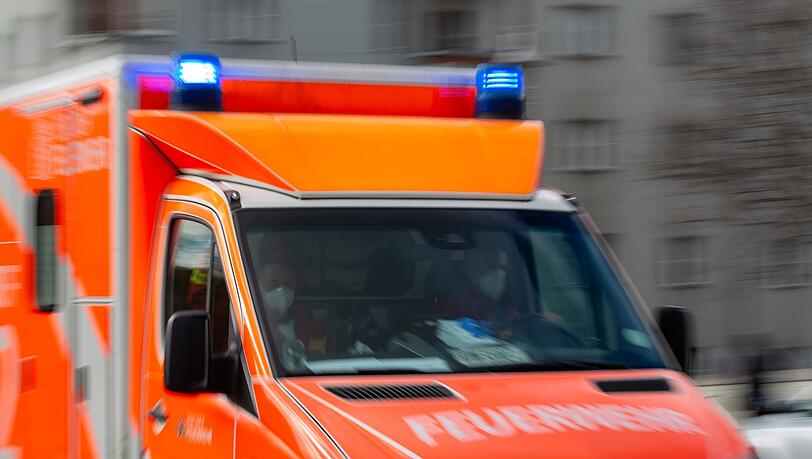 Der 24-Jährige starb noch an der Unfallstelle. (Symbolbild)