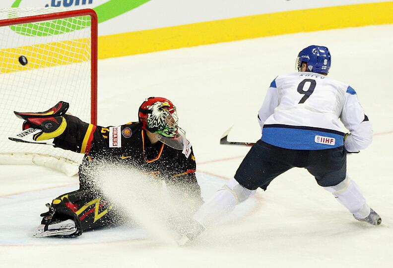 DEB-Goalie Dennis Endras bleibt keine Abwehrchance gegen den entscheidenden Penalty des Finnen Mikko Koivu.