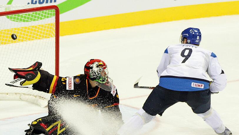 DEB-Goalie Dennis Endras bleibt keine Abwehrchance gegen den entscheidenden Penalty des Finnen Mikko Koivu. DEB-Goalie Dennis Endras bleibt keine Abwehrchance gegen den entscheidenden Penalty des Finnen Mikko Koivu.