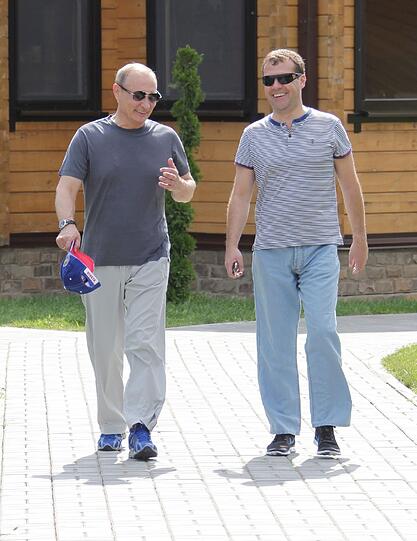 Nur selten sieht man die beiden russischen Spitzenpolitiker so leger, ohne Anzug und Krawatte: Putin (links) mit Turnschuhen und Basecap, Medwedew lacht fröhlich hinter seiner Sonnenbrille.
