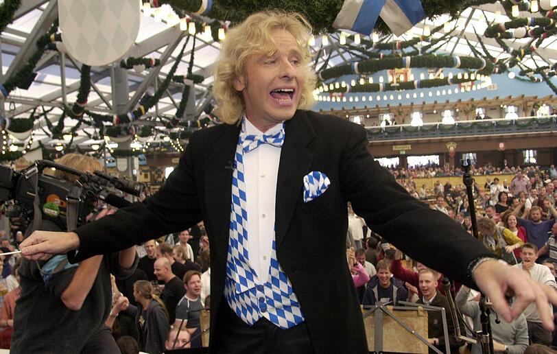 Statt Kater gibt's den Muskelkater: Thomas Gottschalk spielt auf der Wiesn den Dirigenten. Mit der Folge...