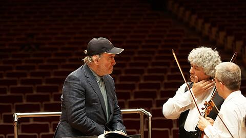 Gergiev bei einer Probe mit den Philharmonikern Lorenz Nasturica-Herschcowici und Alexander Möck