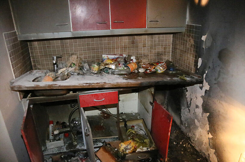 Bilder vom Brand aus Waldkraiburg. In der Küche einer Dachgeschosswohnung hat die Spülmaschine Feuer gefangen.
