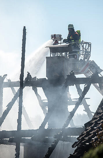 Bilder vom zerstörten Wohnhaus im niederbayerischen Metten. Eine Explosion setzte das Haus in Brand.