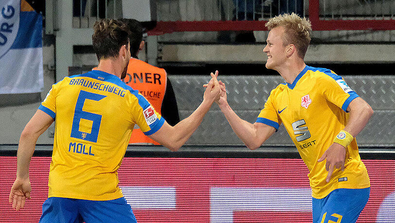 Eintracht Braunschweig hat am Montagabend mit 1:0 gegen den 1. FC Kaiserslautern gewonnen. Eintracht Braunschweig hat am Montagabend mit 1:0 gegen den 1. FC Kaiserslautern gewonnen.