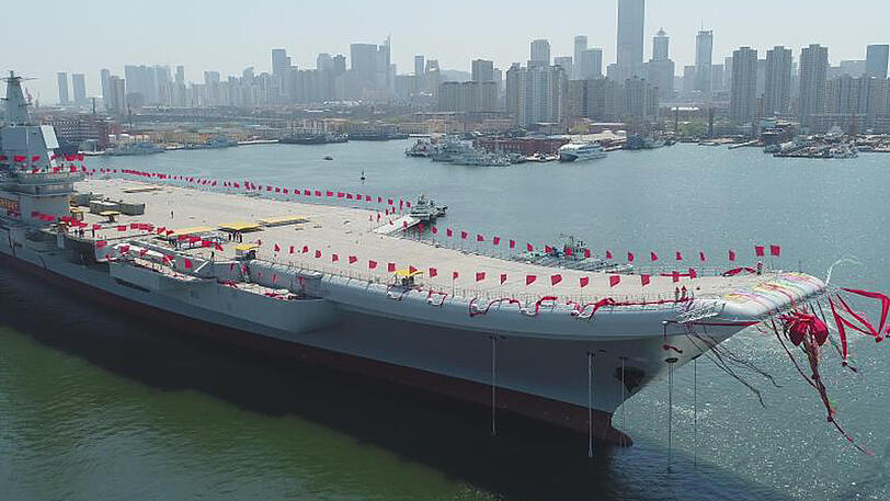 Chinas erster selbst entwickelter Flugzeugträger "Typ 001A" wurde mit roten Fahnen feierlich geschmückt. Nach fünf Jahren Bauzeit ist Chinas erster eigener Flugzeugträger fertig gestellt.