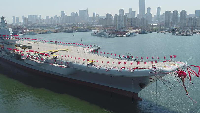 Chinas erster selbst entwickelter Flugzeugträger "Typ 001A" wurde mit roten Fahnen feierlich geschmückt. Nach fünf Jahren Bauzeit ist Chinas erster eigener Flugzeugträger fertig gestellt. Chinas erster selbst entwickelter Flugzeugträger "Typ 001A" wurde mit roten Fahnen feierlich geschmückt. Nach fünf Jahren Bauzeit ist Chinas erster eigener Flugzeugträger fertig gestellt.