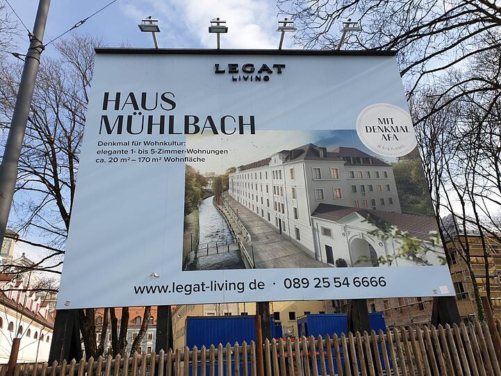 Die Bauarbeiter sind mit der Errichtung dieses Hauses beschäftigt.