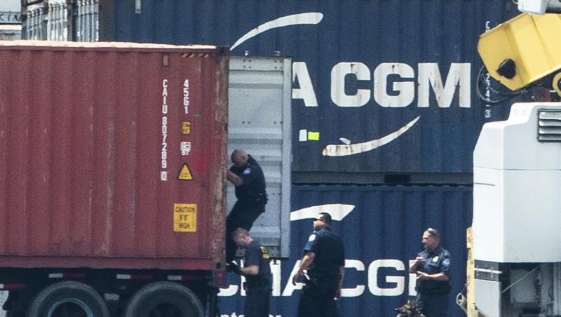 Mit einem Hund inspizieren Polizisten einen Container im Hafen von Philadelphia. Rund 15 Tonnen Kokain im Wert von mehr als einer Milliarde US-Dollar haben die Ermittler sichergestellt. Mit einem Hund inspizieren Polizisten einen Container im Hafen von Philadelphia. Rund 15 Tonnen Kokain im Wert von mehr als einer Milliarde US-Dollar haben die Ermittler sichergestellt.