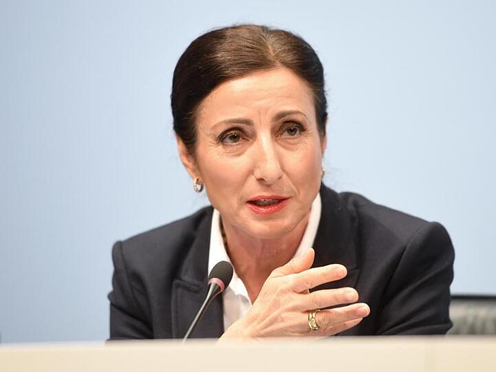 Milagros Caina Carreiro-Andree, BMW-Personalchefin, beantwortet Fragen von Journalisten. Foto: Tobias Hase/Archivbild