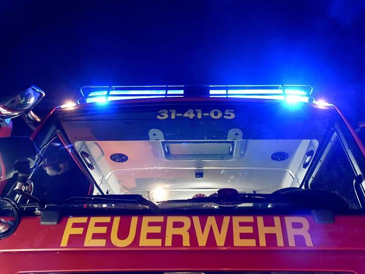 Ein Löschfahrzeug der Feuerwehr steht mit eingeschaltetem Blaulicht. Foto: picture alliance/Carsten Rehder/dpa/Archiv/Symbolbild
