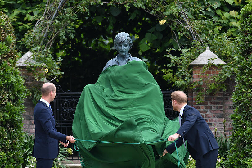 Prinz William und Prinz Harry enthüllen gemeinsam die Diana-Statue.