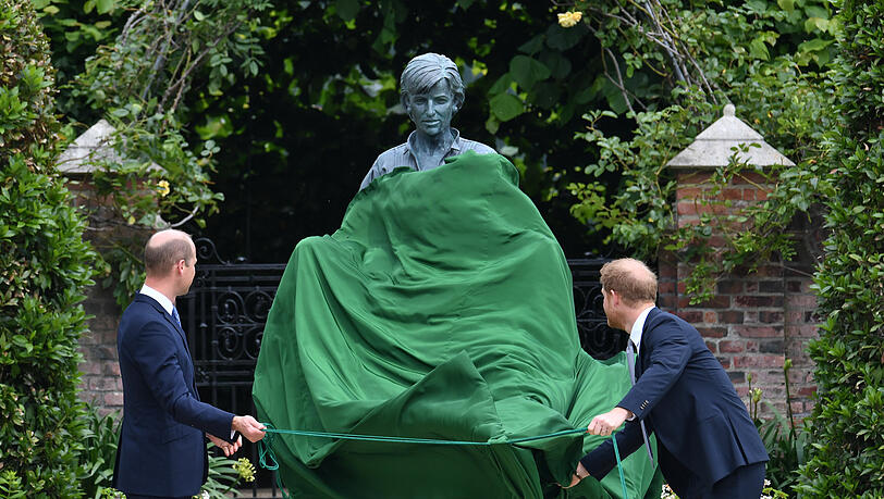 Prinz William und Prinz Harry enthüllen gemeinsam die Diana-Statue. Prinz William und Prinz Harry enthüllen gemeinsam die Diana-Statue.