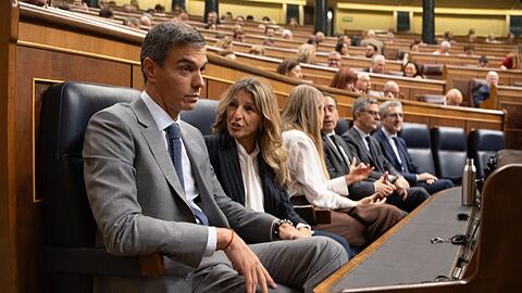 Nach der krachenden Niederlage seiner Dekrete zur Wohnungspolitik hat Spaniens linker Regierungschef Pedro S&aacute;nchez (l) die Notbremse gezogen und Neuwahlen angek&uuml;ndigt. (Archivbild)