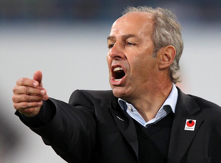 Rainer Maurer gestikulierend am Spielfeldrand: Wird es jetzt eng für den Löwen-Trainer?