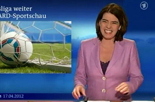 Lachanfall bei den Tagesthemen: Susanne Daubner schmeißt sich weg, weil die Kollegen im Hintergrund das Bayern-Spiel schauen.