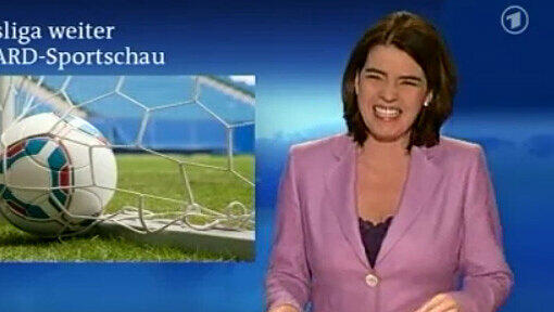 Lachanfall bei den Tagesthemen: Susanne Daubner schmeißt sich weg, weil die Kollegen im Hintergrund das Bayern-Spiel schauen. Lachanfall bei den Tagesthemen: Susanne Daubner schmeißt sich weg, weil die Kollegen im Hintergrund das Bayern-Spiel schauen.