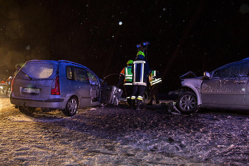 Um 19.30 ereignete sich bei Weibhausen ein schwerer Frontalcrash. Dabei wurde eine Person mit einem Polytrauma in das Krankenhaus Traunstein gebracht. Die Staatsstrasse 2105 war für die Zeit der Rettung komplett gesperrt.