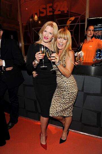 Jessica Kastrop und Casha Kellermann bei der HSE24 Champagner Bar auf der Nacht der Medien in München am 16.10.2013