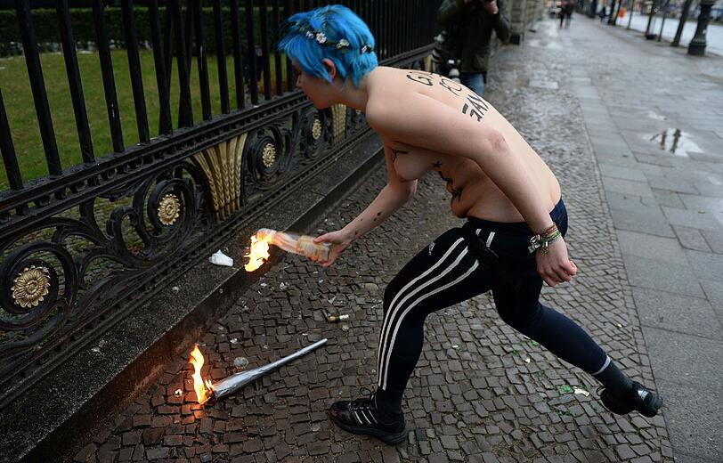 Protest vor der russischen Botschaft in Berlin: Femen-Aktivistinnen demonstrieren zum Auftakt in Sotschi gegen die "Gulag-Spiele".