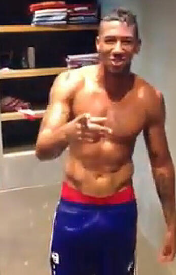 Jerome Boateng und die Ice Cube Challenge. Er nominiert Mesut Özil, Micah Richards und Lukas Podolski.