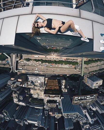 Umso höher, umso besser: Die russische Rooferin Angela Nikolau ist im Selfie-Wahn. Sehen Sie selbst...