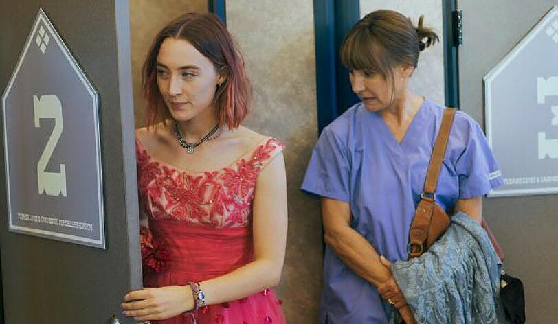 Christine (Saoirse Ronan, links) nennt sich selbst "Lady Bird" - und will auch, dass alle anderen sie so nennen. Der Teenie wünscht sich nichts sehnlicher, als in New York aufs College gehen zu dürfen. Doch ihre Mutter (Laurie Metcalf) hätte sie lieber weiterhin in der Heimatstadt.