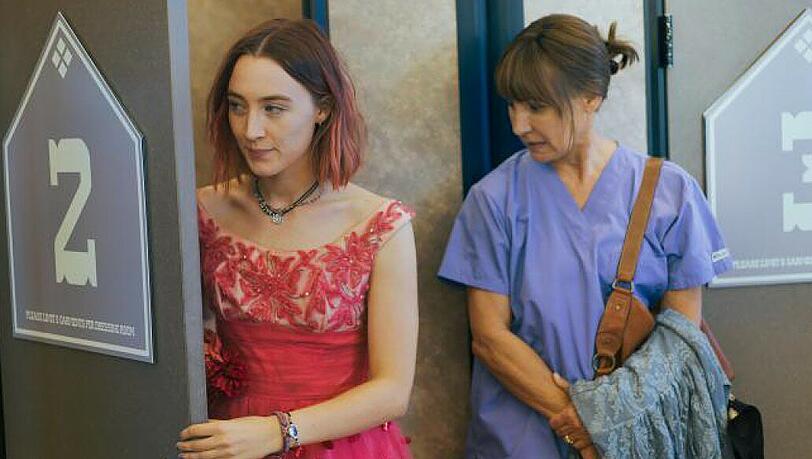 Christine (Saoirse Ronan, links) nennt sich selbst "Lady Bird" - und will auch, dass alle anderen sie so nennen. Der Teenie wünscht sich nichts sehnlicher, als in New York aufs College gehen zu dürfen. Doch ihre Mutter (Laurie Metcalf) hätte sie lieber weiterhin in der Heimatstadt.