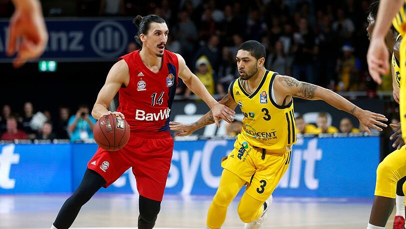 Die Topscorer ihrer Teams im direkten Duell: Nihad Djedovic (l., 18 Punkte) und Peyton Siva (14). Die Topscorer ihrer Teams im direkten Duell: Nihad Djedovic (l., 18 Punkte) und Peyton Siva (14).