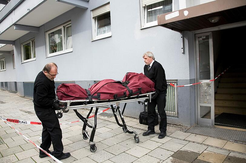 Bestatter bringen die Leiche von Sampre B. (29) aus dem haus in der Reginfriedstraße.