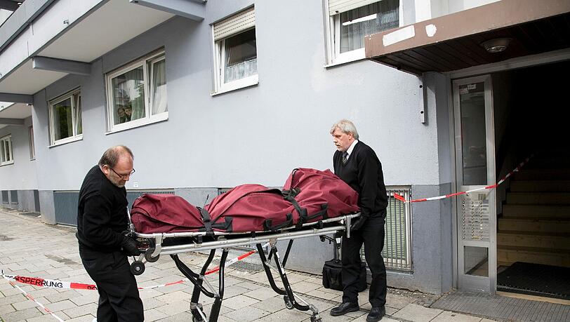 Bestatter bringen die Leiche von Sampre B. (29) aus dem haus in der Reginfriedstraße. Bestatter bringen die Leiche von Sampre B. (29) aus dem haus in der Reginfriedstraße.